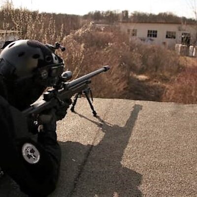 Scharfschütze auf dem Dach mit Kal. 50 im Anschlag bei Real Life Action Lasertag Event. Kein Airsoft